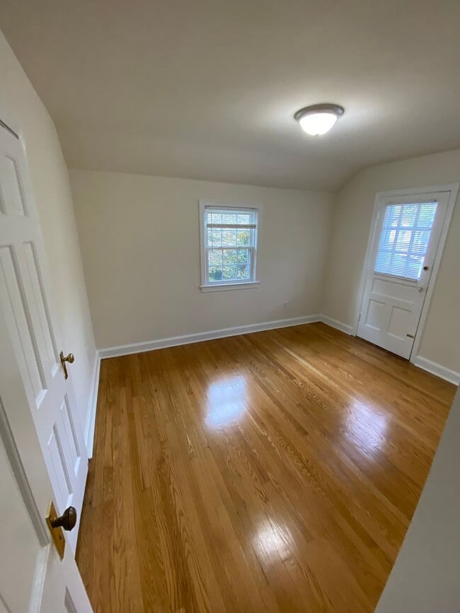 Building Photo - 3 Bed Brick Colonial Just Blocks from Red ...