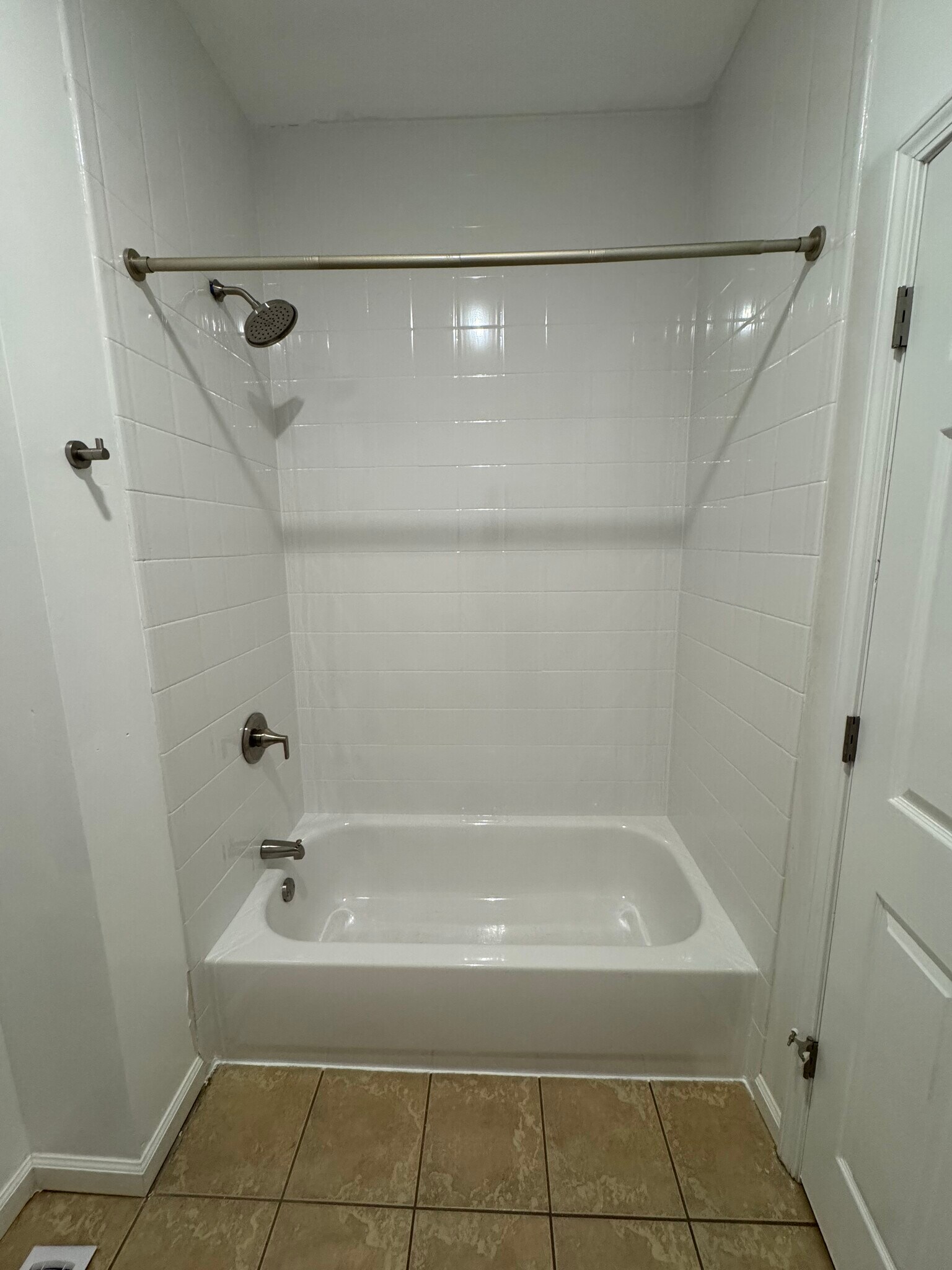 Building Photo - 645 N Avers Ave