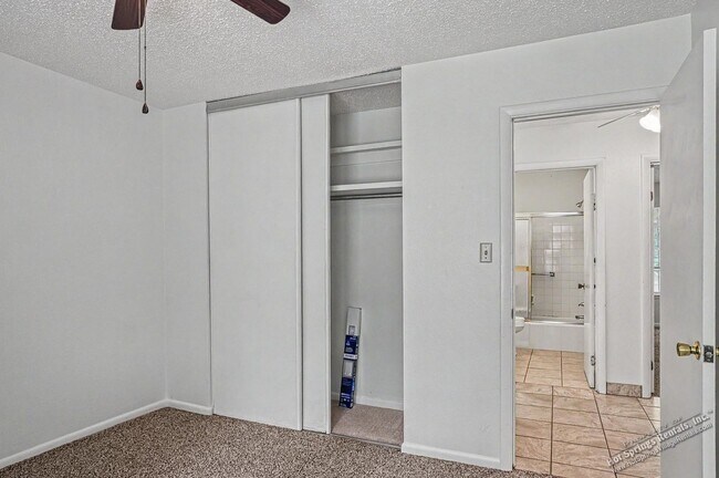 Building Photo - Two level Townhome in DeSoto Courts