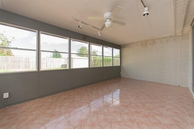 Building Photo - 16031 Windom Dr