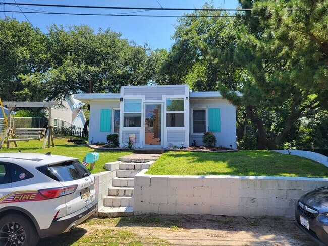 Building Photo - Chic's Beach