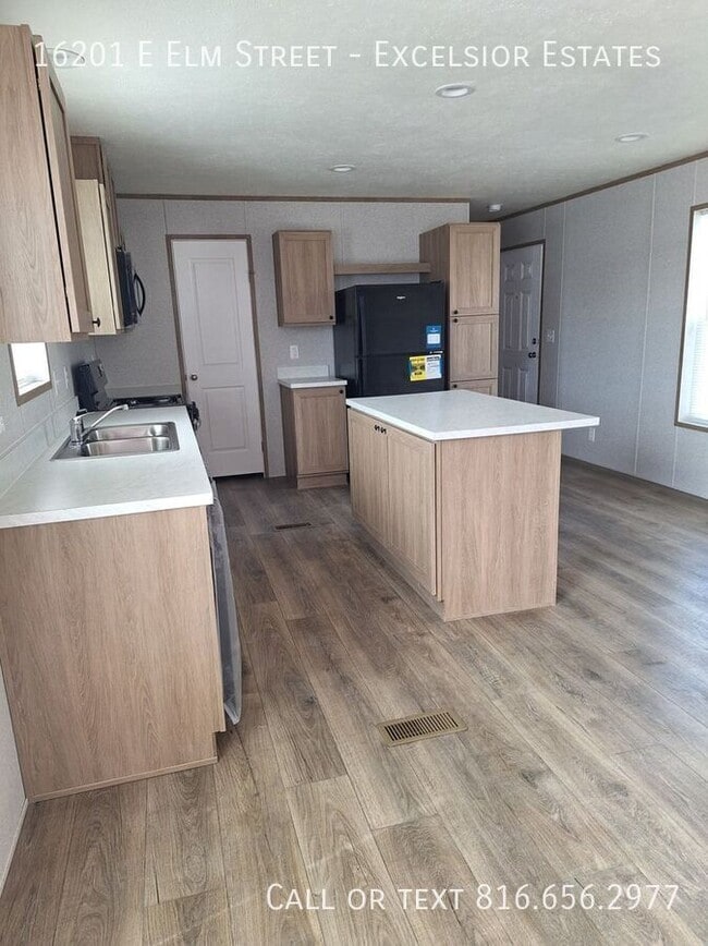 Building Photo - 16201 Elm St