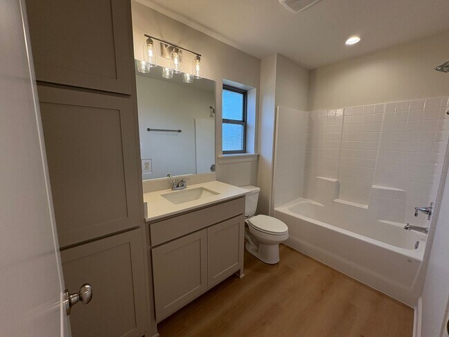 Building Photo - 368 Mary Cir