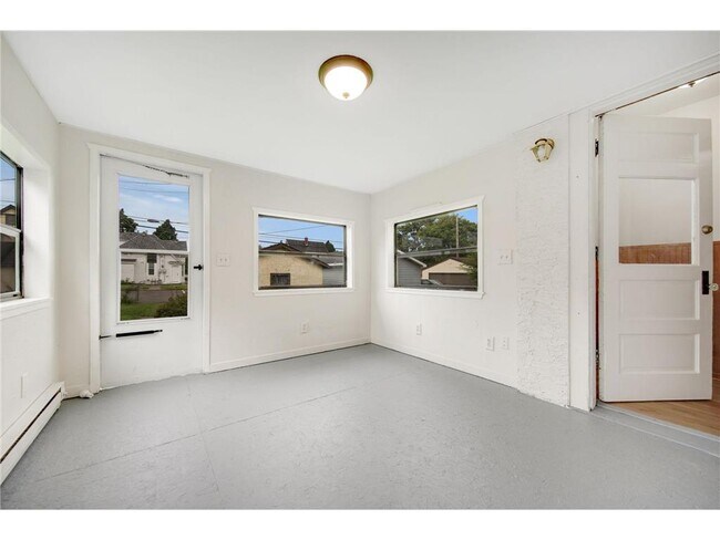 Building Photo - 804 Hawthorne Ave E