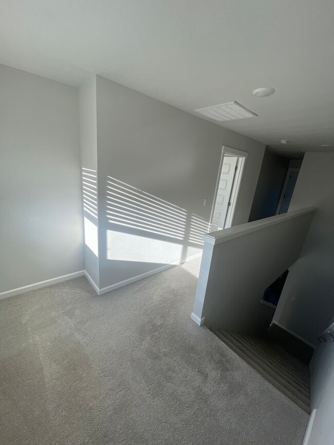 Building Photo - ** MOVE IN SPECIAL!** Must See in NE Albany!