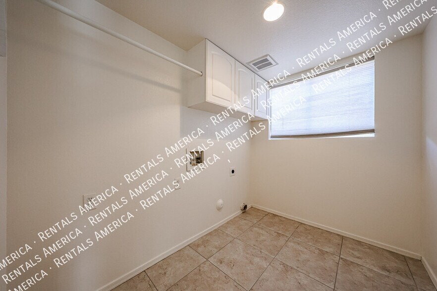 Building Photo - 2361 W Myrtle Dr