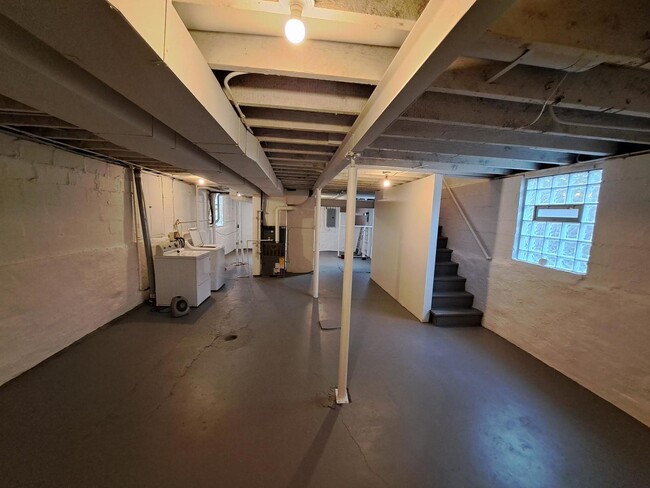 Building Photo - 1509 W Greenleaf Ave