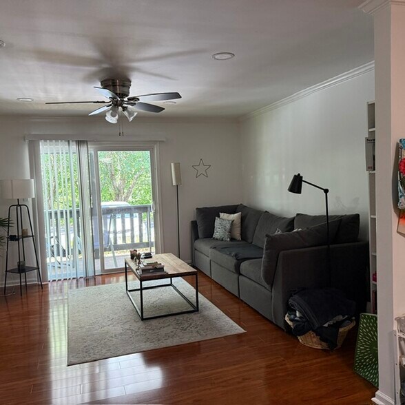 Building Photo - 1004 Woodland Vlg