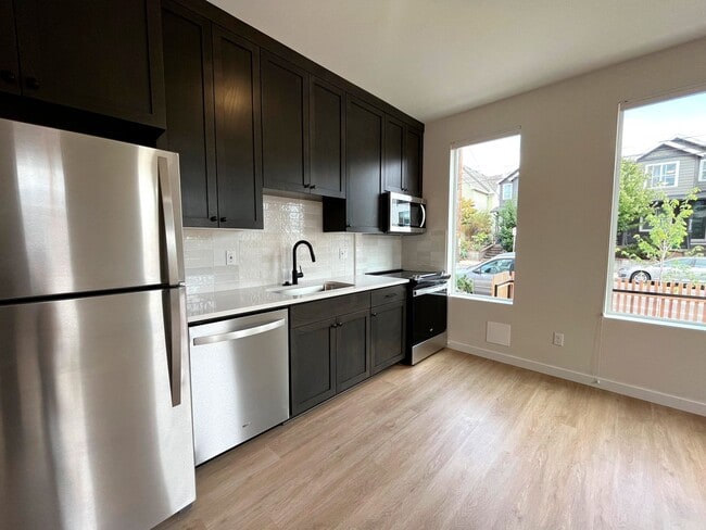 Building Photo - Stunning Modern Townhome-Style Unit with Washer/Dryer Included, A/C!
