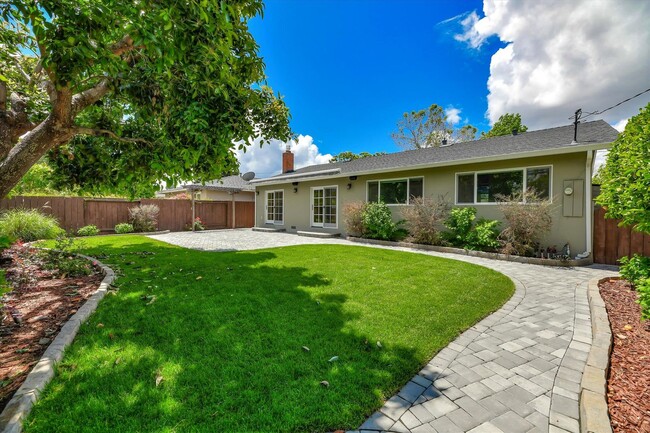 Building Photo - Charming Home in Fantastic Neighborhood in...