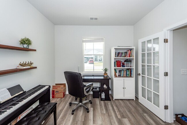 Building Photo - 6 Bedroom 4.5 Bath in Limehouse Village - Summerville