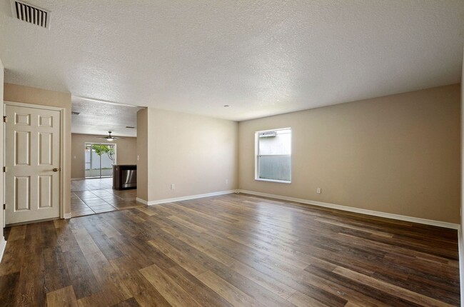 Building Photo - Spacious 4 bedroom, 2 bath, 2 car garage h...