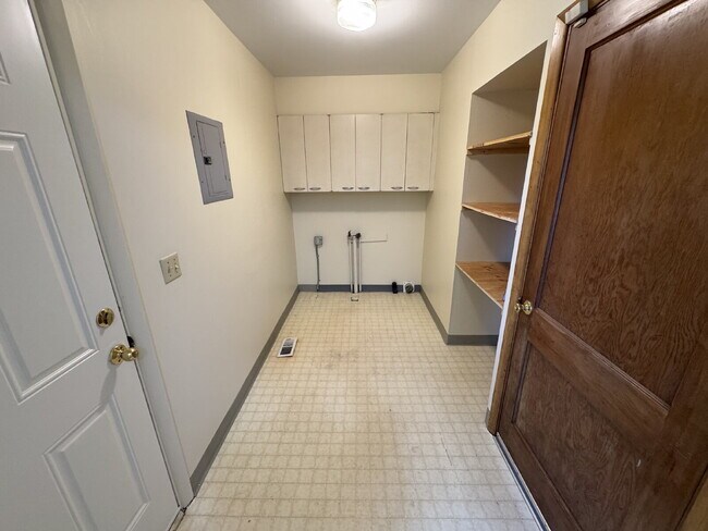 Building Photo - 3 Bedroom 1 Bath House on Large Lot