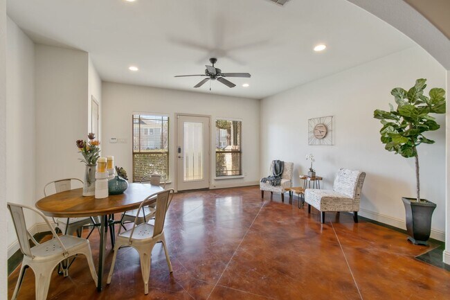 Building Photo - ** MOVE IN July 11th 2027 $5500 ** 5 Bed 3 Bath ** 1 Minute Walk to TCU Campus **