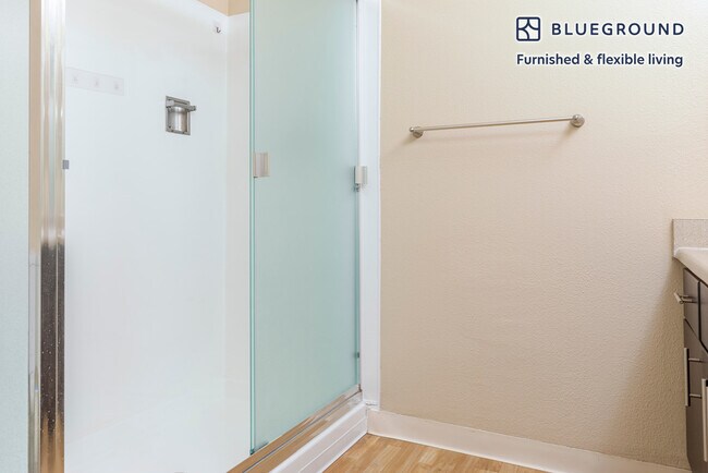 Building Photo - 950 E Hillsdale Blvd