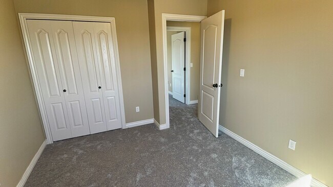 Building Photo - 6 Bedroom, 3.5 Bathroom Single Family Home in Layton Available June 1st!