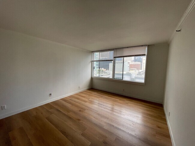 Building Photo - 600 W 9th St