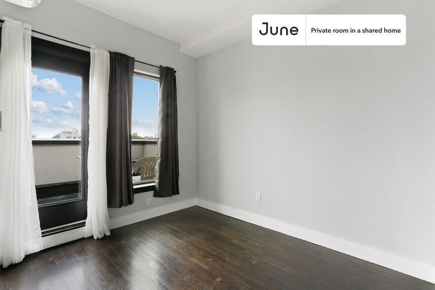 Building Photo - Private bedroom in 4 bed/2 bath Home