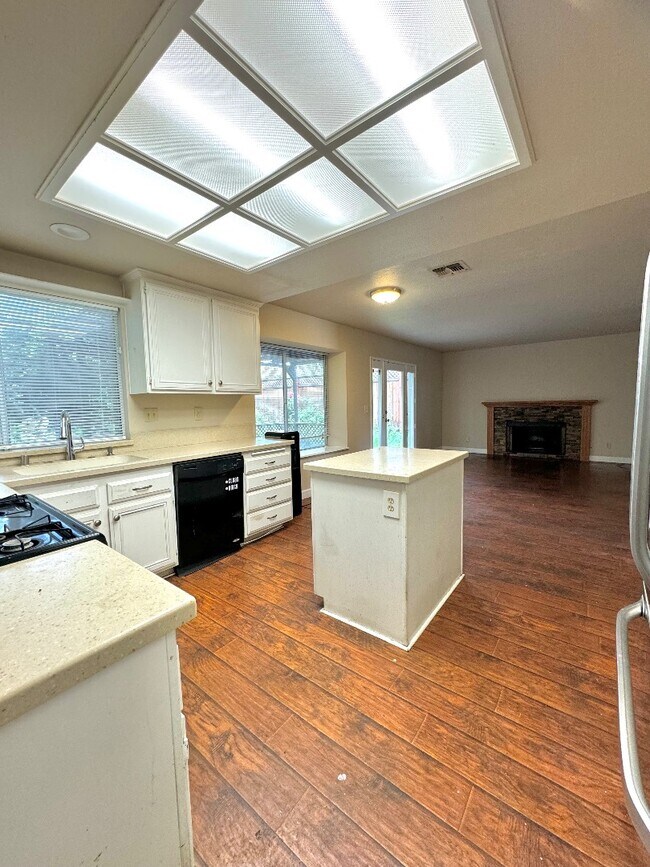 Building Photo - 5024 Rodeo Cir