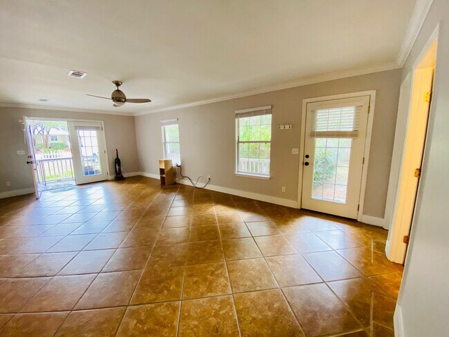 Building Photo - 427 Seacrest Dr