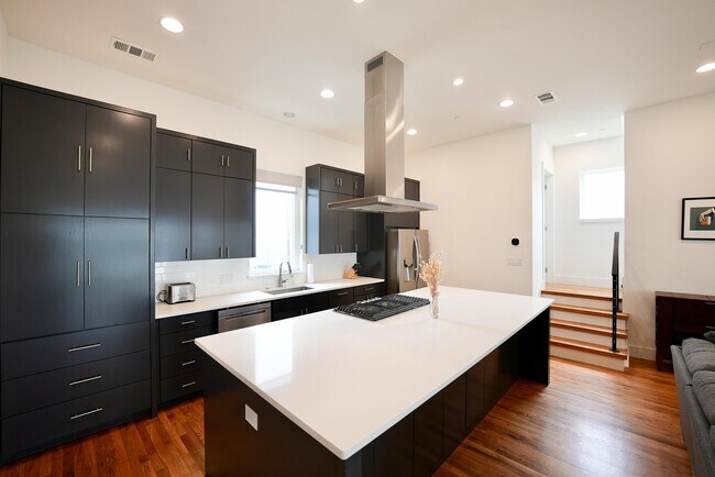 Building Photo - 2203 Moser Ave