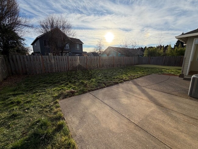 Building Photo - Great Location in Canby-Ready to Rent