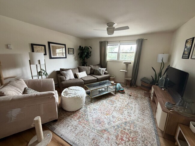 Building Photo - 712 Roanoke St E