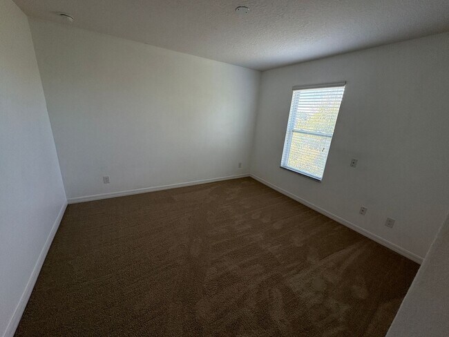 Building Photo - LARGE// Brand New 4/3.5 Bedroom Home in Br...