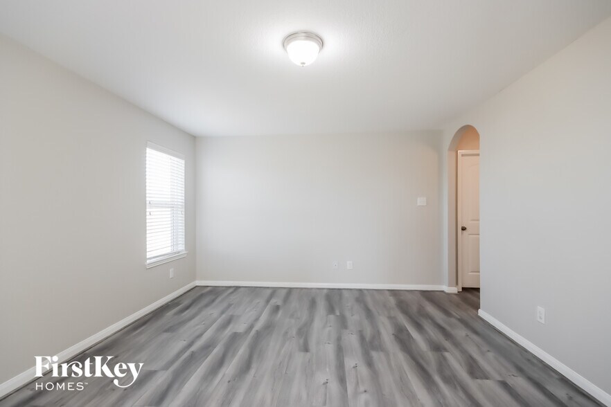 Building Photo - 15406 River Ends Dr