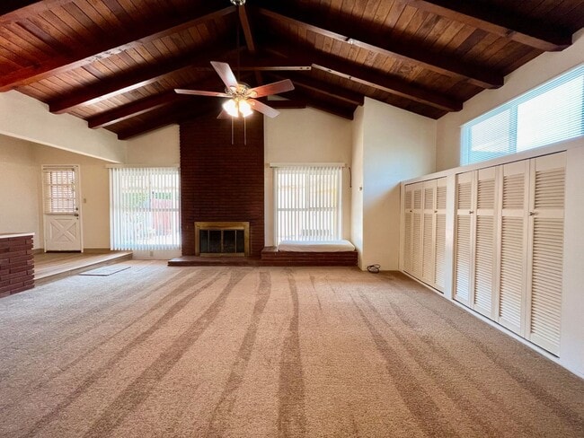 Building Photo - Large 3 Bedroom 2 Bath Home