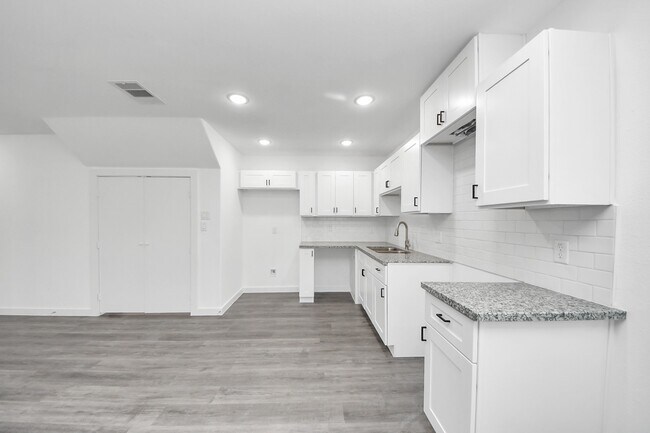 Building Photo - 2322 Wavell St