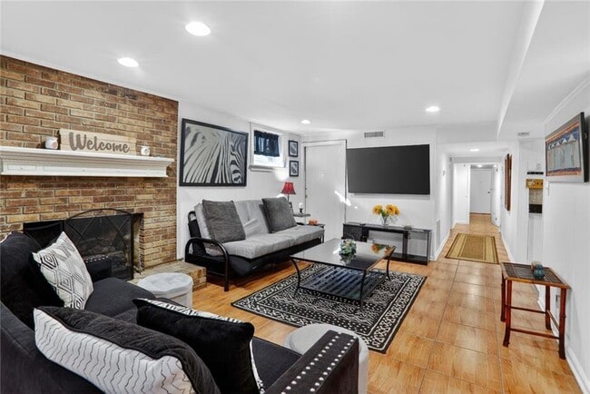 Building Photo - 843 Artwood Rd NE