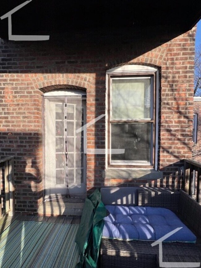 Building Photo - Gorgeous sunny apartment available now due to a lease break - great deal!