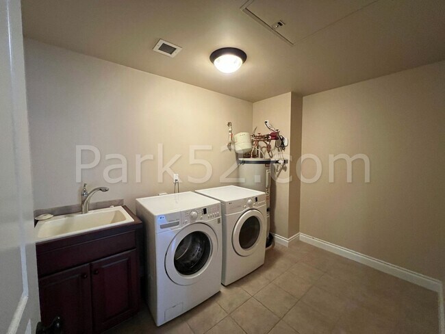 Building Photo - 1 Bed 1.5 Bath Theater District Condo + Am...