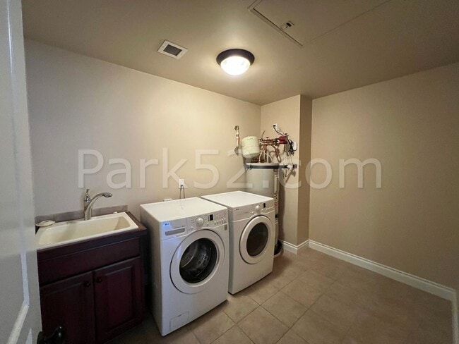 Building Photo - 1 Bed 1.5 Bath Theater District Condo + Amenities