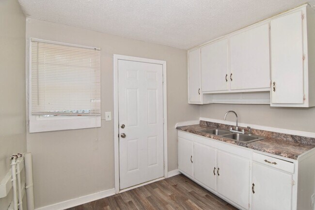 Building Photo - 667 Lorraine Dr