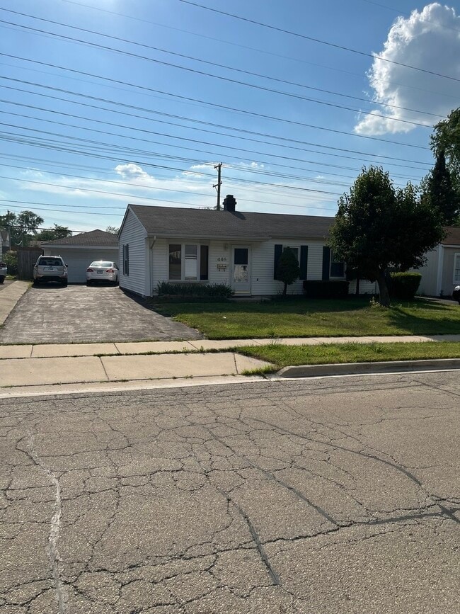 Building Photo - 446 Montrose Dr