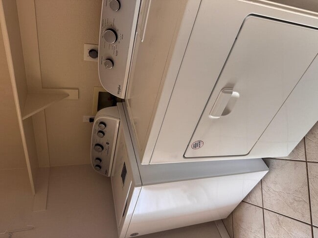 Building Photo - 979 E Brentrup Dr