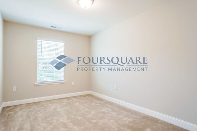 Building Photo - Townhome | Back Patio with Privacy Fence |...