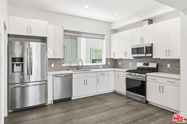 Building Photo - 6021 W Beachwood Ln