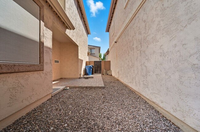 Building Photo - Stunning 3-bedroom, 2.5-bathroom home in t...