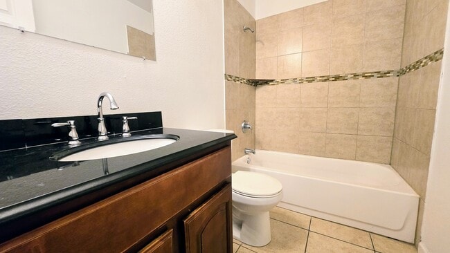 Building Photo - 2431 Octavia Dr