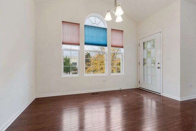 Building Photo - 2528 Dunraven Ave