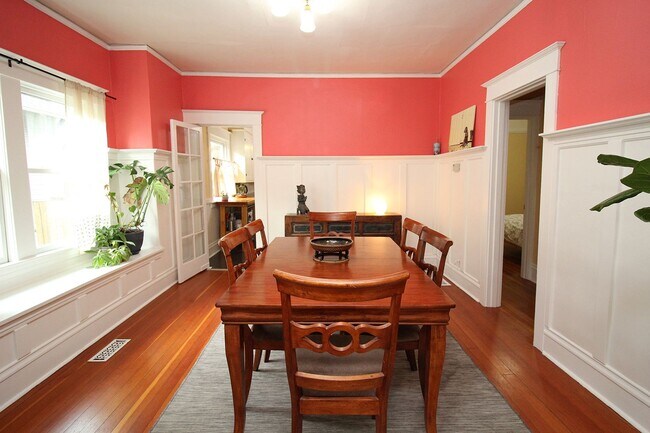 Building Photo - Delightful Remodeled Alberta Arts 3 Bed/2 ...