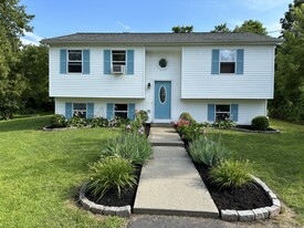 Building Photo - 8 Meadow Ln