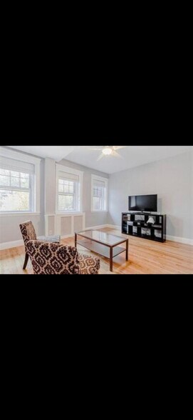 Primary Photo - 2009 Commonwealth Ave