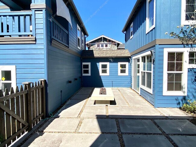 Building Photo - Charming and unique 2 BR in an upscale west Bend neighborhood