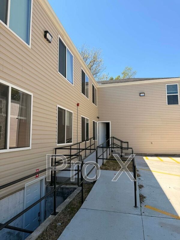 Building Photo - 117-121 S Byers Apartments