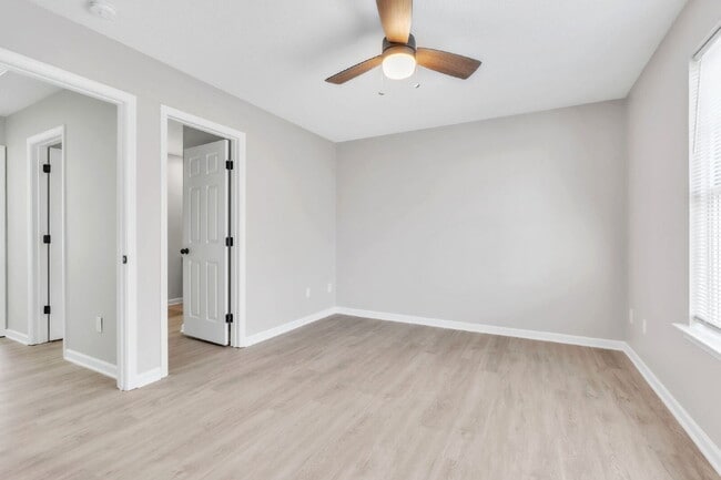 Building Photo - 2 Bedroom, 1.5 Bathroom Townhome – Granite Counters & Open Floor Plan $1400/mo rent