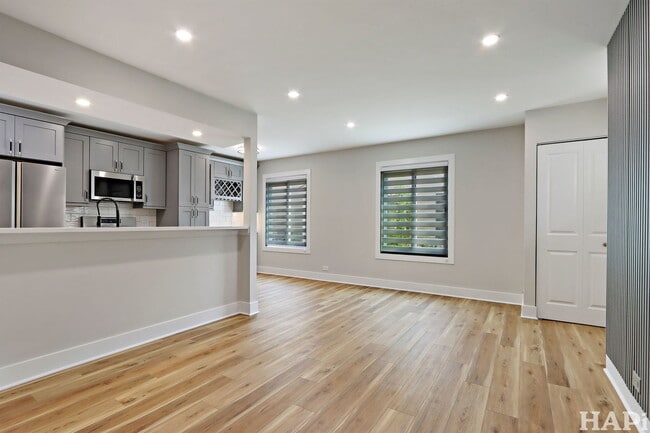 Building Photo - 1335 Cove Dr